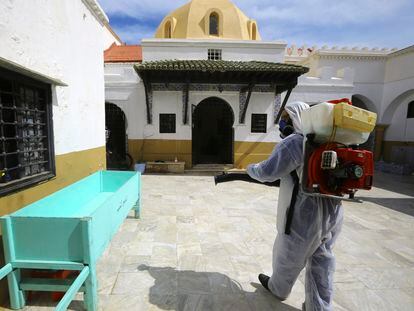 Un trabajador desinfecta el patio de la mayor mezquita de Argel, la Al-Djamaa el-Kabir, el domingo 22 de marzo.