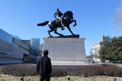 'Rumors of War' (2019), estatua de Kehinde Wiley a las puertas del Museo de Bellas Artes de Virginia (VMFA).