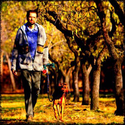 El artista Daniel Canogar pasea con su perra <b><i>Lluvia</b></i> por el parque La Quinta de los Molinos.