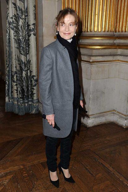 La actriz francesa Isabelle Huppert sale de ver a Stella McCartney.