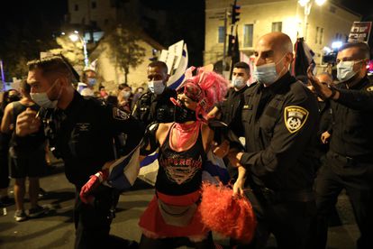 La policía detiene a una manifestante contra Netanyahu, el sábado en Jerusalén.
