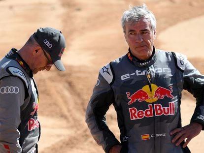 Stéphane Peterhansel y Carlos Sainz tras el accidente que sufrieron ambos este viernes durante la sexta etapa del Rally Dakar.