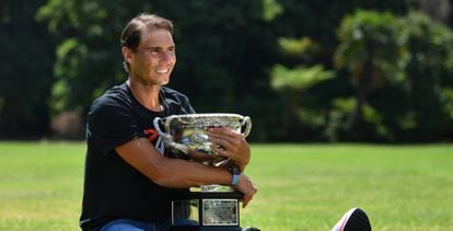 Rafael Nadal posa este lunes en Melbourne con el trofeo conseguido en el Abierto de Australia.