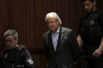 Dirceu llega a una vista de la comisi&oacute;n parlamentaria sobre Petrobras en agosto de 2015 en un tribunal de Curitiba.