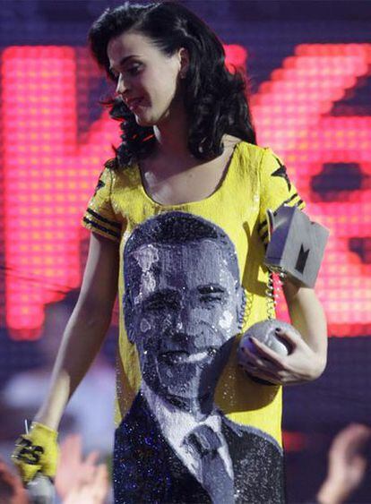 La presentadora de la gala, Katy Perry, recogió el premio a la mejor actuación nueva del año con un vestido ilustrado con la imagen de Barack Obama.