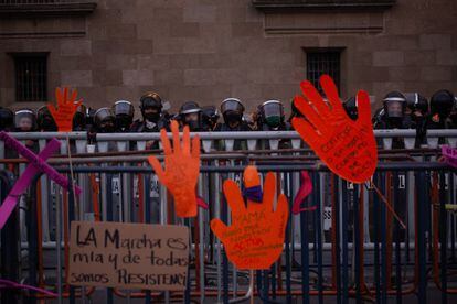 Frente a Palacio nacional las mujeres instalaron pancartas y manos de cartón en protesta por la violencia. 