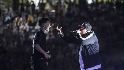 Wos (izq.) se enfrenta a Aczino en la final internacional de la Batalla de los Gallos en Buenos Aires.