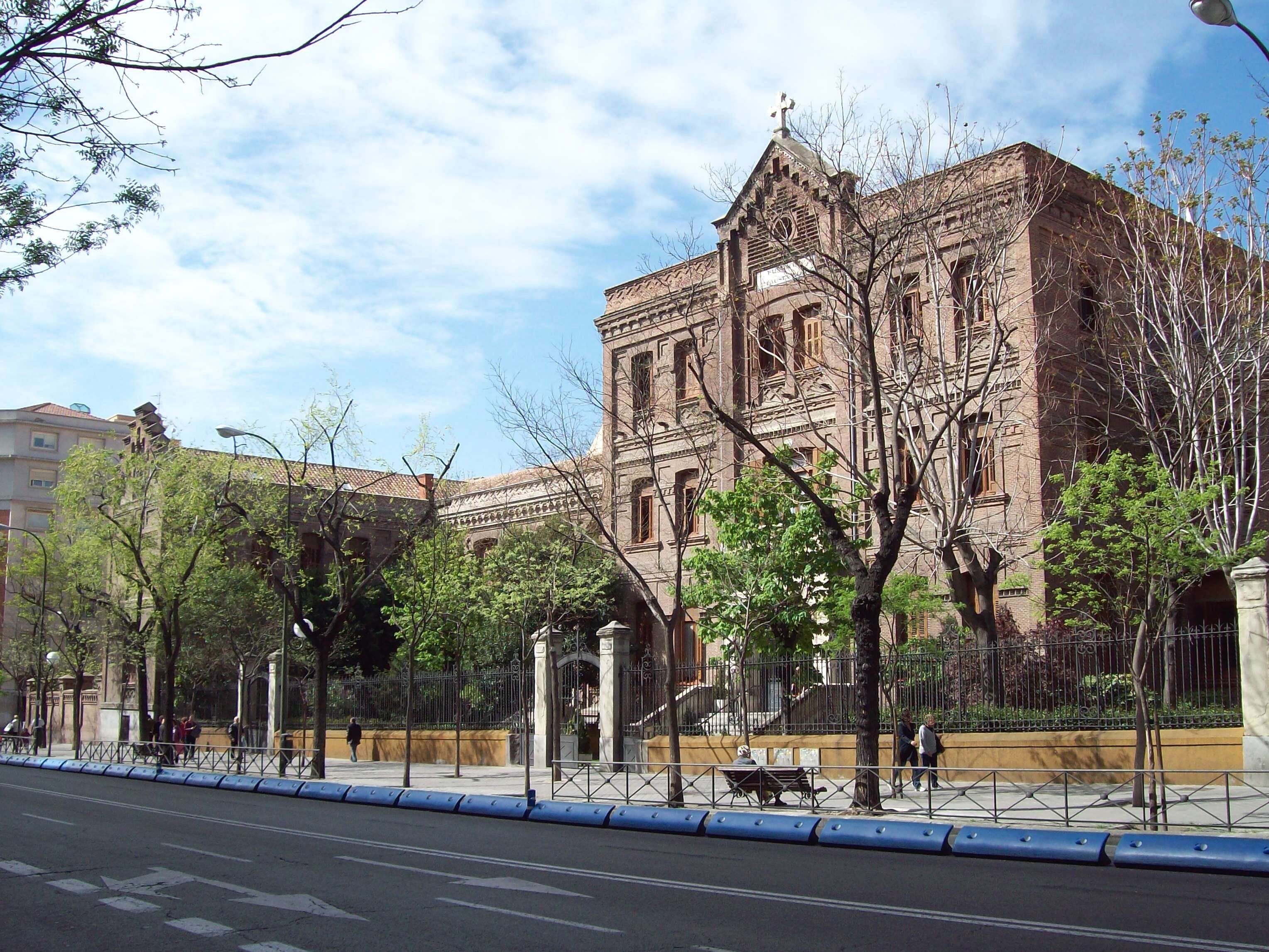 La fachada de la Fundación Fausta Elorz, antigua prisión de Torrijos, en la calle 53 de Conde de Penalver, Madrid. 