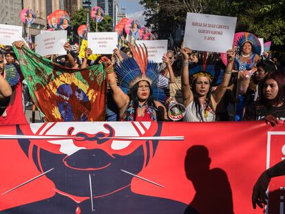 La influencer y activista brasileña, Sônia Guajajara en un acto de denuncia de los asesinatos de indígenas en Brasil, en la Avenida Paulista de São Paulo, en Brasil.