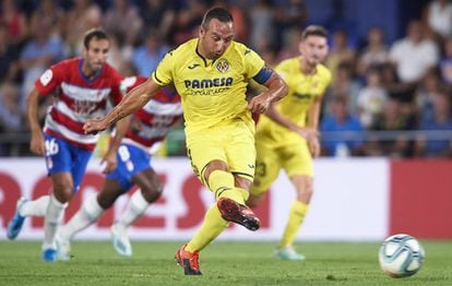 Cazorla lanza el penalti del 1-0.