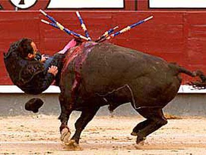 El momento de la cogida muy grave de El Formidable, corneado por el segundo toro de Pepín Jiménez al poner un par de banderillas.