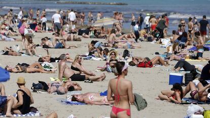 Turistas en la playa del Postiguet (Alicante).