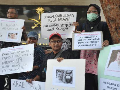 Periodistas indonesios protestan enfrente de la embajada de Arabia Saudí en Yakarta por la muerte de Khashoggi, en octubre de 2018.