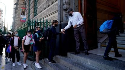 Alumnos de Buenos Aires hacen fila para que les tomen la temperatura antes del ingreso a la escuela.