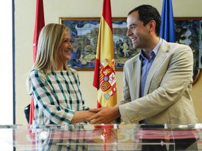 Si Cifuentes hubiera falseado su currículum tendría que dimitir