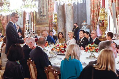 El rey Felipe VI pronuncia unas palabras durante la cena que los monarcas españoles ofrecen a los jefes de Estado y jefes de Gobierno que participan en la cumbre de la OTAN, en el Comedor de Gala del Palacio Real, en Madrid. 