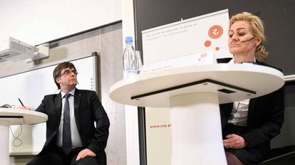 Puigdemont y la profesora Wind, durante la charla que dio en Copenhague.