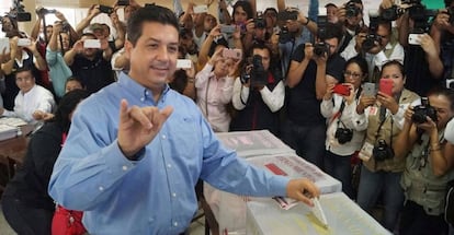 El candidato del PAN a Tamaulipas, Francisco García Cabeza de Vaca, vota el domingo.