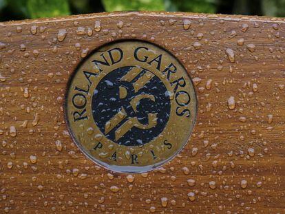 Detalle de un banco de Roland Garros, mojado por la lluvia.