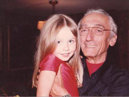 Alexandra, con su abuelo, el oceanógrafo francés Jacques Cousteau, a los siete años.
