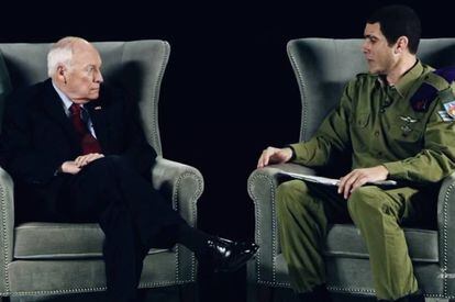Sacha Baron Cohen (a la derecha) caracterizado como el coronel israelí Erran Morad, personaje creado para atraer a los sectores de la sociedad estadounidense que aman las armas, en la serie-documental 'Who is America?'. A su lado, el exvicepresidente del Gobierno estadounidense Dick Cheney.