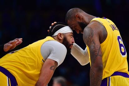 Lebron James and Anthony Davis during the game against the Timberwolves in Los Angeles.