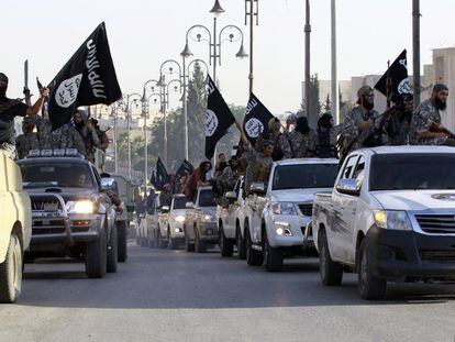 Desfile de combatientes del ISIS en Raqa (Siria) tras la proclamación del califato, a principios del verano de 2014.