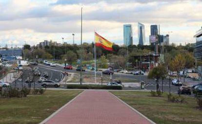 La nueva bandera de España en una rotonda del barrio de Montecarmelo.