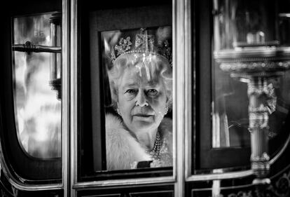 La reina Isabel II se traslada en carruaje desde el palacio de Buckingham hasta el palacio de Westminster para asistir a la apertura del Parlamento, el 6 de noviembre de 2007.