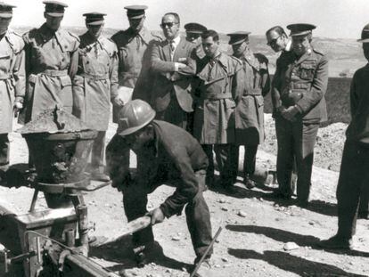 El fundador de Ferrovial, Rafael del Pino (en el centro, con los brazos cruzados), rodeado de militares en una obra ferroviaria en 1960.