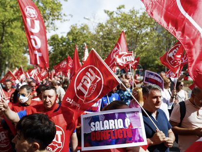 Movilización de los trabajadores de la seguridad privada, para exigir un nuevo convenio, este viernes en Madrid.
