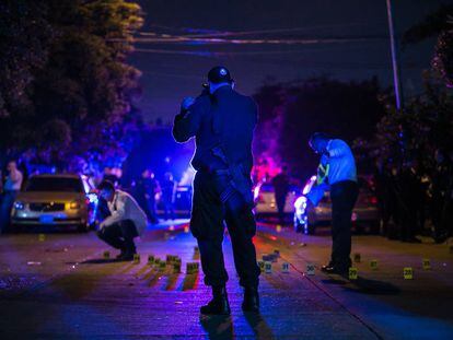 Un polic&iacute;a vigila la escena de un crimen en Sinaloa.