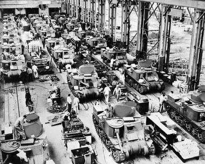 El 4 de julio de 1942, el modelo de tanque de 28 toneladas, llamado "General Grant" utilizado por el ejército estadounidenses en el Medio Oriente en la batalla por Egipto, se empiezan a producir en masa por la Chrysler Corporation.