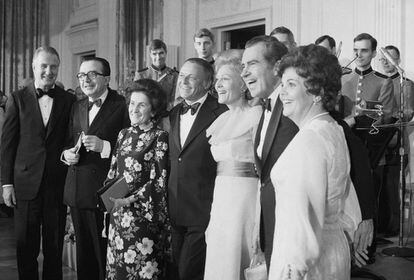 18 de abril de 1973. Cena homenaje en la Casa Blanca al primer ministro italiano, Giulio Andreotti (2i) en presencia del cantante Frank Sinatra (4i), el presidente de los EE UU, Ricahrd Nixon (2d) y su esposa Pat Nixon (3d) y el vicepresidente Spiro Agnew (i).