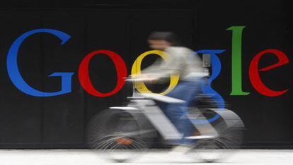 Un empleado pedalea ante la entrada de la sede de Google en Z&uacute;rich.