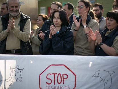 Trabajadores del Zoo de Barcelona durante su protesta por el futuro de la instalación.