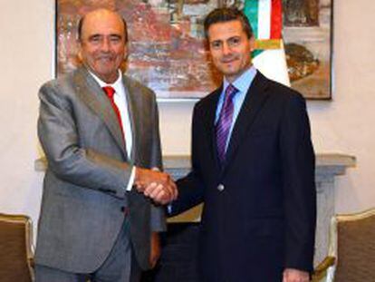 Encuentro sostenido por el presidente de Banco Santander, Emilio Bot&iacute;n (i), con el presidente mexicano, Enrique Pe&ntilde;a Nieto (d), en la residencia oficial de Los Pinos, en Ciudad de M&eacute;xico. 