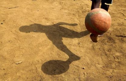 Un niño juega al fútbol en Costa de Marfil.