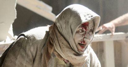 Una mujer herida, entre los escombros de los bombardeos del jueves en Alepo.