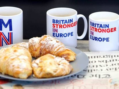 Cruasanes y tazas con el lema de la campa&ntilde;a que defiende la permanencia de Reino Unido, en la mesa que ha utilizado este jueves David Cameron para una entrevista televisiva.