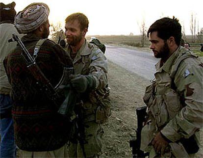 Soldados de las tropas especiales de EE UU, junto a combatientes de la Alianza en el fuerte de Mazar-i-Sharif.