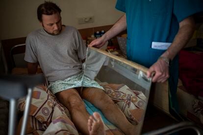 Sasha Horokhivskyi, de 38 años, realiza una terapia de espejo para mitigar los dolores fantasma de su pierna mutilada en un hospital público de Kiev, el jueves 28 de abril de 2022. Sasha perdió la pierna por encima de la rodilla el 22 de marzo después de que un miembro de la defensa territorial ucrania le disparara en la pantorrilla. El soldado confundió a Sasha con un espía cuando este hacía fotos de edificios bombardeados cerca de su casa.  