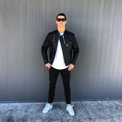Cristiano Ronaldo nació en Funchal, (Portugal), el 5 de febrero de 1985. Hizo su debut en el Manchester en la temporada 2003-2004. Y el 11 de junio de 2009 se confirmó su fichaje para el Real Madrid.