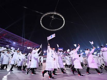 Atletas de la delegación de Corea Unificada en la ceremonia de apertura de los Juegos de Invierno.