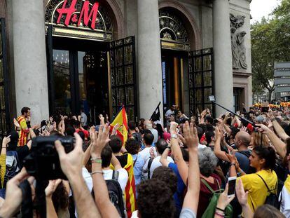 Manifestantes ante una tienda H&amp;M en Barcelona en el &quot;paro de pa&iacute;s&quot; del 3 de octubre.