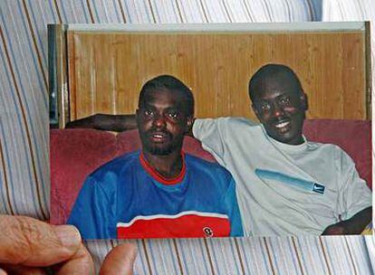 Osamuyi, a la derecha, con su hermano Ikponwosa.