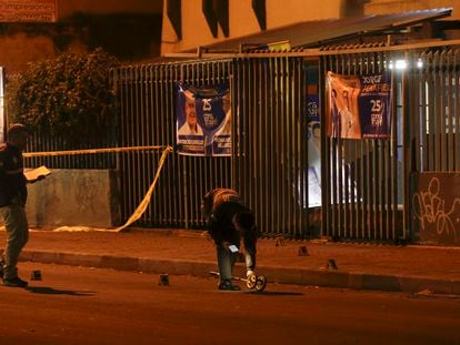Investigadores de la policía caminan sobre la escena del crimen a las afueras del colegio en donde el candidato presidencial Fernando Villavicencio fue asesinado.