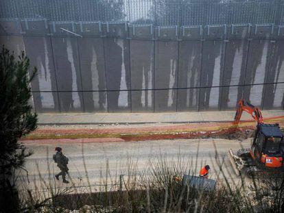 Trabajos de construción de un sistema israelí antitúneles, el domingo en Misgav Am, em la frontera con Líbano.