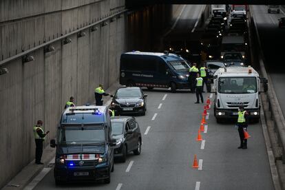 Agentes de los Mossos realizan un control de tráfico en una salida de Barcelona este viernes.