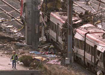 Vagones de tren destrozados por los atentados del 11-M en la estación de Atocha.